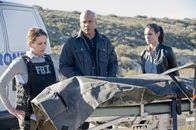 Navy CIS: L.A. – Drei FBI-Agenten sind nach der erfolgreichen Durchführung einer Undercover-Mission ums Leben gekommen. FBI Agent Allison Conway (Christina Cox, l.), Kensi (Daniela Ruah, r.) und Sam (LL Cool J, M.) ermitteln ...