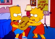 Die Simpsons – Bart hat die Nase voll von Lisas Gedudel. Wütend stürzt er in ihr Zimmer, um ihr das Saxophon wegzunehmen. Dabei geht das Instrument kaputt.