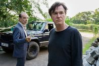 Tatort – Hauptkommissar Andreas Keppler (Martin Wuttke, links) verdächtigt Christian Scheidt (Uwe Bohm, rechts) des Mordes an Harald Kosen. Scheidt zeigt sich allerdings amüsiert über Kosens Tod, fühlt geradezu Genugtuung, will aber mit der Sache nichts zu tun gehabt haben.