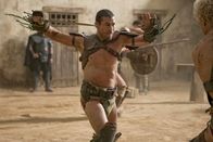 Spartacus – An Numerius Geburtstag soll ein Schaukampf zwischen den besten Kämpfern stattfinden. Doch durch Ilithyias Intrigen wird aus dem Schaukampf ein Kampf auf Leben und Tod, den Spartacus (Andy Whitfiled, M.) gegen seinen Freund Varro (Jai Courtney, r.) führen muss ...