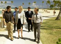 Hawaii Five-0 – Der Computerspezialist und Ex-NSA-Mitarbeiter Roland wird auf dem Weg zu einem Termin auf einem Stützpunkt der Air Force brutal entführt. Steve McGarrett (Alex O'Loughlin, l.) und Danny Williams (Scott Caan, r.) beginnen mit den Ermittlungen, doch kann Governor Pat Jameson (Jean Smart, M.) ihnen weiterhelfen?; Der Computerspezialist und Ex-NSA-Mitarbeiter Roland wird auf dem Weg zu einem Termin auf einem Stützpunkt der Air Force brutal entführt. Steve McGarrett (Alex O'Loughlin, l.) und Danny Williams (Scott Caan, r.) beginnen mit den Ermittlungen, doch kann Governor Pat Jameson (Jean Smart, M.) ihnen weiterhelfen?