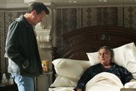 Desperate Housewives – Mike Delfino (James Denton, l.) besucht den im Sterben liegenden Noah Taylor (Bob Gunton, r.) und erzählt ihm, dass er den Mann, der für Deirdres Tod verantwortlich war, beseitigt hat ...