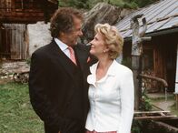 Alpenglühen – Glücklich vereint: Der Fischhändler Hannes (Götz George) und die Almbäuerin Rosa (Christiane Hörbiger).