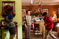 The Middle – Brick (Atticus Shaffer, M.) wird kurzerhand als Babysitter für die Kinder ihrer Nachbarn abgestellt. Ist das wirklich eine gute Idee?