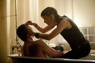 Verblendung – Lisbeth (Rooney Mara) versorgt Mikaels (Daniel Craigs) Wunden, nachdem ein Unbekannter auf ihn geschossen hat.