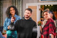 All American – (v.li.): Greta Onieogou (Layla Keating), Cody Christian (Asher Adams), Chelsea Tavares (Patience).