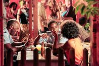 Death in Paradise – Dwayne (Danny John-Jules, l.), Fidel (Gary Carr, r.) und Camille (Sara Martins) in fröhlicher Runde.