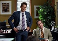The Grinder - immer im Recht – Noch glauben Dean (Rob Lowe, l.) und Todd (Steve Little, r.), dass Dean Sr. bei einer Befragung Unabhängiger eine gute Beurteilung bekommen würde.