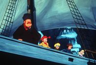 Astrid Lindgrens: Pippi Langstrumpf – Papa Ephraim, Pippi, Willie, Tommy und Annika halten Ausschau nach der Bucht, in der ihr Reiseziel liegt.