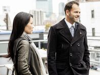 Elementary – Rückblick: Watson (Lucy Liu, l.) und Holmes (Jonny Lee Miller, r.) haben in dem Fall, dessentwegen Holmes jetzt vor dem Polizeigericht steht, gemeinsam ermittelt ...