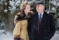 Father Brown – Was hat das Ehepaar Diana Langton (Zannah Hodson, l.) und John Langton (Raymond Coulthard, r.) zu verbergen? Ihr Kind ist verschwunden, doch scheinen sie noch etwas zu verheimlichen.