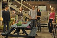 How I Met Your Mother – Ted (Josh Radnor, l.) überredet seine Freunde Barney (Neil Patrick Harris, 2.v.l.), Lily (Alyson Hannigan, 2.v.r.), Robin, Marshall (Jason Segel, M.) mit zu Stella (Sarah Chalke, r.) nach New Jersey zu fahren. Doch für die Freunde ist New Jersey eine Provinz. Und als sie dann noch im trostlosen Partykeller von Stella landen, ist das Chaos perfekt ...