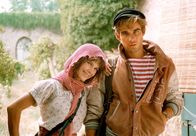 Cinderella 80 – Cindy (Bonnie Bianco), eine junge begabte Sängerin, aber malträtiert von der bösen Stiefmutter, trifft Mizio (Pierre Cosso), einen Musiker, der ein leibhaftiger Prinz ist. Doch das verrät er ihr erst einmal nicht.
