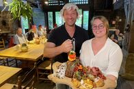 Tobis Urlaubstrip – Tobias Kämmerer mit Julia Päsler im Restaurant „die Wetterburg“ in Bad Arolsen-Wetterburg.