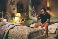 Immer wieder Jim – Da Jims (Jim Belushi, r.) Schwiegermutter zu Besuch kommt und im Haus der Familie übernachten will, müssen er und Cheryl (Courtney Thorne-Smith, l.) in das Schlafzimmer ihrer Kinder ausweichen. Es folgt eine schlaflose Nacht ...
