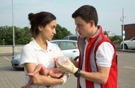 Die Notärztin – Eine Sturzgeburt mitten auf dem Parkplatz eines Baumarktes fordert die ungeteilte Aufmerksamkeit des Rettungsteams. Leonies (Acelya Sezer) Wehen haben auf dem Baumarkt begonnen. Nina (Sabrina Amali, l.) und Paul (Paul Zichner, r.) haben bei der Geburt geholfen.