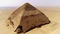 Die Pyramiden – Die Knickpyramide in Dahschur ist die erste echte Pyramide der Menschheitsgeschichte.