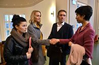 Die Heiland - Wir sind Anwalt – Als die blinde Anwältin Romy Heiland (Christina Athenstädt, 2.v.l.) im Beisein ihrer Assistentin Ada Holländer (Anna Fischer, l.) zum ersten Mal Nayong (Le-Thanh Ho, r.) begrüßt, die neue Freundin ihres Exfreundes Ben Ritter (Peter Fieseler, dritter von li), versetzt ihr das einen Stich.