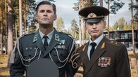 Californian Commando – Zur Pflege der Beziehungen mit Russland hat Major Miettinen (Tommi Korpela, l.) den russischen Major Poljakov (Andrei Tsumak, r.) zu einer Militärübung eingeladen. Miettinen hat dabei eine besondere Überraschung für Poljakov vorbereitet.