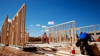 Hightech-Wunder der Geschichte – Bauen mit Stein oder Holz? Alles eine Frage von Kosten, Kultur und Umweltverträglichkeit.