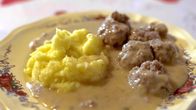 Zu Tisch ... – Zu Tisch Zwischen Elsass und Pfalz Die fertigen Fleischknöpfle mit Kartoffelpüree Copyright: SRF/Berlin Producers/Moritz Zschocke