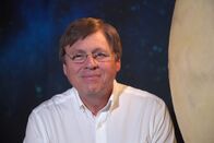 Spacetime – Prof. Dr. Ulrich Walter lehrt für gewöhnlich Raumfahrttechnik an der Technischen Universität München. In dieser Folge "Spacetime" erklärt er unter anderem, wie realistisch die Vision vom Zeitreisen wirklich ist.