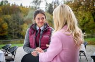 Sturm der Liebe – Maxi (Katharina Scheuba, l.) wird durch Larissa (Vivien Wulf, r.) ermutigt, weiter um Henry und ihre Liebe zu kämpfen.