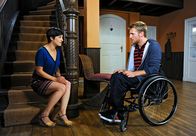 Rote Rosen – ARD ROTE ROSEN FOLGE 1833 Uhr im ERSTEN. Robin (Niklas Osterloh, r.) macht Ariane (Alexandra Horn, l.) verletzt klar, dass sie ihr Leben nicht aus falschem Mitleid nach ihm ausrichten soll.