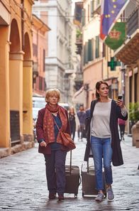 Urlaub mit Mama – Andrea (Anja Kling, li.) schenkt ihrer Mutter Helga (Christine Schorn) einen Verona-Trip zum 75. Geburtstag.