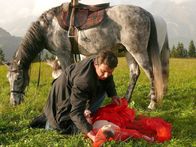 Der Bergdoktor – Dr. Martin Gruber (Hans Sigl) kümmert sich um das Model Katja (Karolin Peiter), die vom Pferd gestürzt und nun dringend in die Klinik muss.