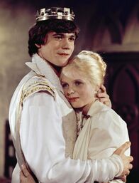 Rapunzel oder Der Zauber der Tränen – Sylvia Wolf als Rapunzel (r.), Dirk Schödon als Prinz.