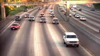 O. J. Simpson: Made in America – O. J. Simpson auf der Flucht: Nach dem Tod seiner Ex-Frau und ihres Freundes wird er wegen zweifachen Mordes angeklagt.