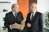 Rentnercops – Plocher (Michael Prelle, links) hat den Bundesvorsitzenden der deutschen Polizeigewerkschaft, Rainer Wendt (Rainer Wendt, rechts), zu Gast, der sich über die Arbeitsbedingungen der beiden reaktivierten Rentner informieren will.