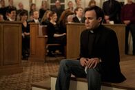 How I Met Your Mother – Marshall ist geschockt, dass nicht der von ihnen gewünschte Pastor den Trauergottesdienst halten wird, sondern dessen Sohn Trey (Danny Strong), von dem er damals in der Schule fertiggemacht wurde ...