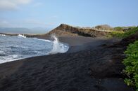 Wildes Hawaii – Standort: Hawaii Volcanos National Park, Big Island, Hawaii: Der schwarze Sandstrand auf Hawaiis Big Island, an dem Echte Karettschildkröten zum Nisten an Land kommen. Unsere Crew kampierte hier 15 Tage lang und wartete auf ein trächtiges Weibchen.