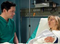 In aller Freundschaft – Dr. Brentano (Thomas Koch) redet mit Judith Jansen (Johanna Klante) über ihre HIV-Infizierung. Judith ist immer noch so geschockt von dieser Nachricht, dass sie die Diagnose vollkommen verdrängt.