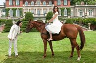 Arthur – Arthur (Russell Brand, l.); Susan (Jennifer Garner, r.)