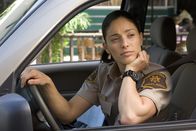 EUReKA - Die geheime Stadt – Jo (Erica Cerra) zerbricht sich den Kopf über das Unsichtbarwerden von Autos und Menschen in Eureka ...