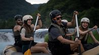 River Wild – (v.l.n.r.) Gray (Taran Killam); Joey (Leighton Meester); Trevor (Adam Brody); Eve (Eve Connolly)
