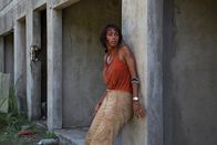Deadly Tropics – Mélissa Sainte-Rose (Sonia Rolland) erlebt einen wahren Alptraum. Sie wurde gekidnappt und versucht nun, zu fliehen.