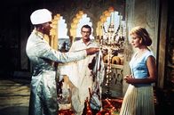 Das indische Grabmal – Ohne jede Spur von Empathie präsentiert Chandra (Walther Reyer, li.) Dr. Walter Rhode (Claus Holm, Mi.) und seiner Frau Irene (Sabine Bethmann, re.) den Beweis dafür, dass Irenes Bruder Harald Berger tot sein soll.