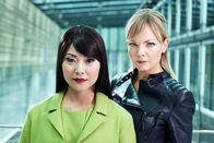 Real Humans - Echte Menschen – Mimi (Lisette Pagler, li.) und Bea (Marie Robertson, re.)
