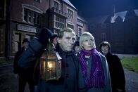 Inspector Barnaby – Jeff Bowmaker (Danny Webb, l.) und Joyce Barnaby (Jane Wymark, r.) bei einer "Geisterwanderung".