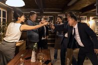 Kryger bleibt Krüger – Ecki (Jörg Gudzuhn, 2. v. li.) und Jiri (Raphael Keric, 3. v. re.) füllen Mr. Han (Yu Fang, r.), Mr. Bo (Yao Chunghang, 2.v.r.) und Mian (Linda Chang, li.) ab.