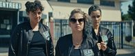 Derby Girl – Hilda von Smasher (Louise Massin, l.), Jennifer (Sophie de Fürst, M.), die auch "Barby Misery" genannt wird und Alyson (Myra Bitout, r.), die sich "Allistérique" nennt, sind Derby Girls. Sie gehören der Mannschaft "Black Weirdos" an. Auf Lola sind die drei Frauen nicht gut zu sprechen.