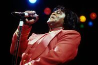James Brown: Say It Loud – In den 1970er Jahren gerät James Brown zunehmend unter Druck: Disco und Hip-Hop werden immer beliebter, und zahlreiche Interpreten ahmen den unverwechselbaren James-Brown-Sound nach.