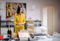Sturm der Liebe – Sophia (Krista Birkner) hat keine andere Wahl, als Alexandra mit der Weinkiste allein zu lassen.