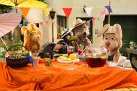 Rudis Rasselbande – An besonders heißen Tagen schwören die Freunde von Rudis Rasselbande auf Ottos Spezialität: die Ottonade! Von links: Ella (Anna Menzel), Grete (Viviane Podlich), Rudi (Lennart Morgenstern), Buffo (Ulli Voland), Otto (Franziska Rattay)