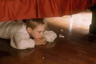 Kevin - Allein zu Haus – Während der Vorbereitungen zur Abreise steht der kleine Kevin (Macaulay Culkin, r.) allen im Wege. Nach einem Streit mit seiner Mutter sich der Junge schmollend auf den Dachboden zurück und schläft ein - mit ungeahnten Folgen ...