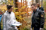 Watzmann ermittelt – v.r.) und Sonja Bitterling (Genoveva Mayer, l.) untersuchen die Leiche und den Tatort.
